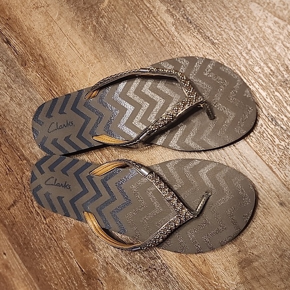 Clarks Shoes - 🥳10/$10~CLARKS Flip Flops